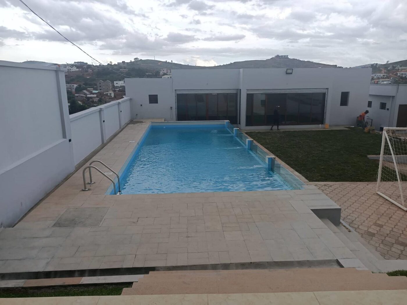 Villa d'habitation avec piscine et sous-sol à Alasora